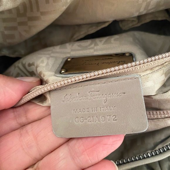 Salvatore Ferragamo handbag gorgeous. Taupe color - Picture 7 of 13